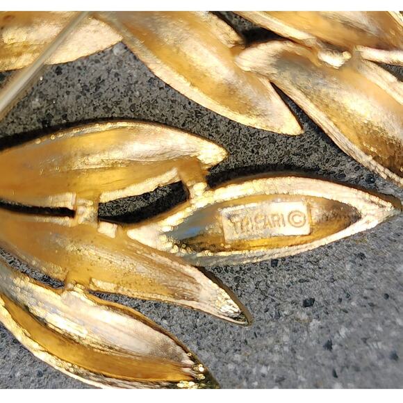 Vintage Signed Crown Trifari Gold Tone Embossed Leaf Brooch Pin - Picture 5 of 8